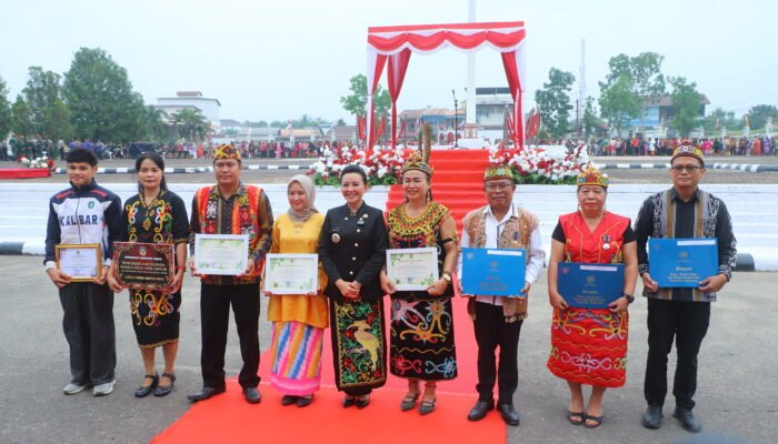 Peringatan Ulang Tahun ke-27 Pemkab, Bupati Landak Turut Serahkan Sejumlah Penghargaan