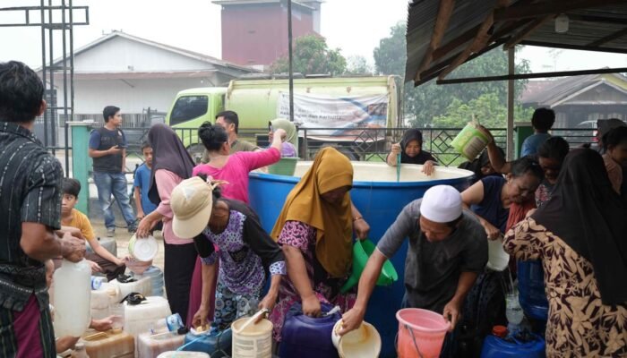 Kemarau Panjang, KIPP dan BPBD Kayong Utara Salurkan Satu Juta Liter Air Bersih