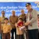 Pemkab Ketapang Salurkan Seragam Gratis untuk 6.000 Siswa SD