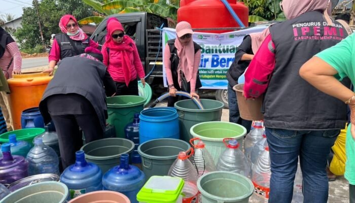 Kemarau Panjang Bikin Warga Mempawah Kesulitan Air, Pegadaian dan IPEMI Turun Tangan