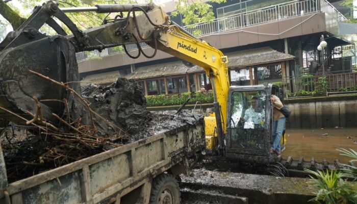 Antisipasi Genangan, Pemkot Pontianak Keruk Parit Tokaya dan Tambah Dua Pompa